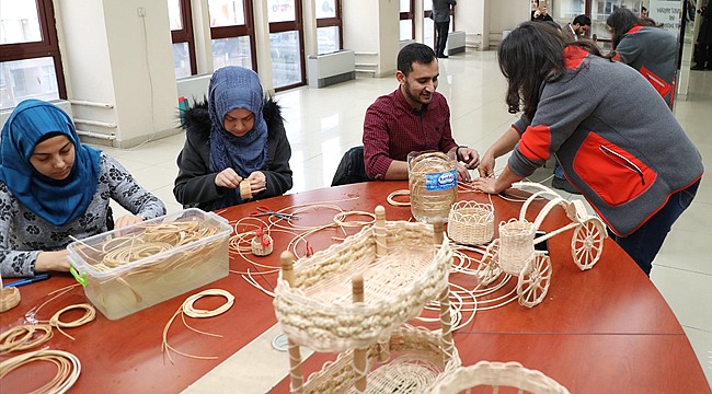 Rize'de okuyan yabancı öğrenciler sepet ördü, ebru yaptı
