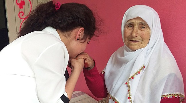 Rize'de torununun torunu elini öptü