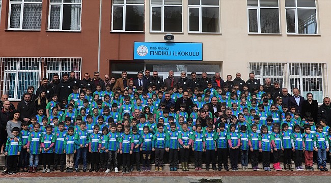 Çaykur Rizespor, Fındıklılı öğrencilere forma dağıttı