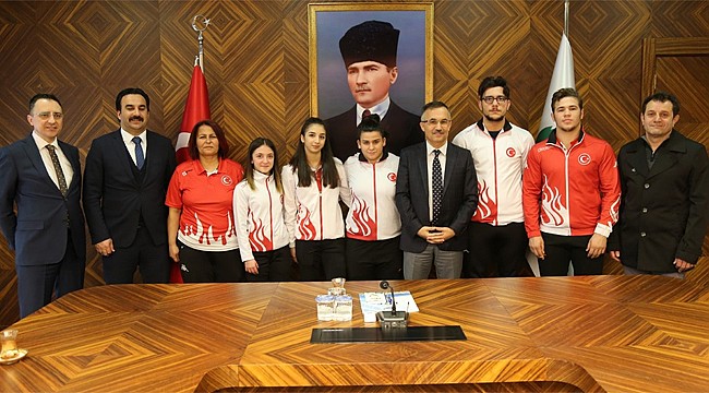 Rize'nin Dünya Şampiyonları Vali Çeber'i ziyaret etti