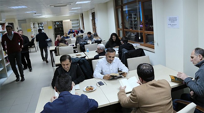 Vali Çeber, Kütüphanede öğrencilerle kitap okudu