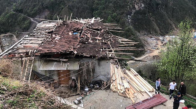 Çayeli'nde çatıdan düşen 1 kişi öldü, 2 kişi yaralandı