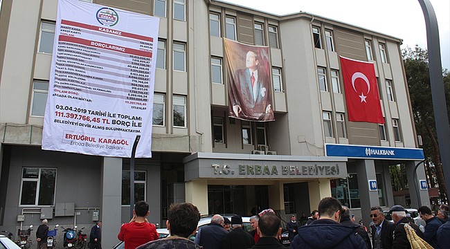 Genç Başkan, Belediyenin borçlarını pankart ile duyurdu