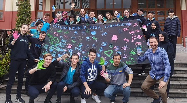 Rize'de lise öğrencileri 'Otizm Eksiklik Değil, Farklılıktır' dedi