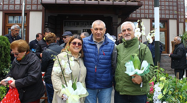 Tebrik çiçekleri öğrencilere burs oldu