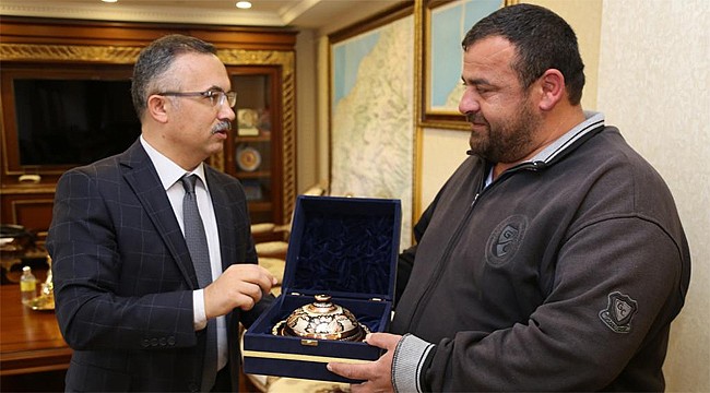 Vali Çeber, yavru köpeği hayata döndüren Yılmaz’ı ağırladı