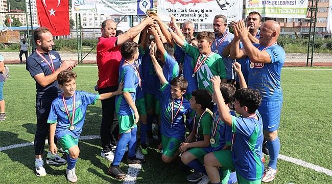 Çaykur Rizesporlu minikler Şampiyon oldu