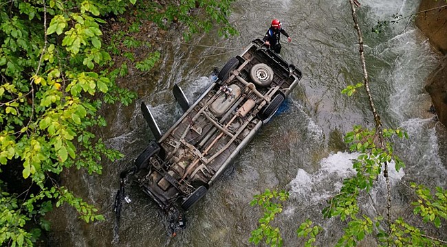 İkizdere'de kamyonet köprüden dereye düştü: 2 yaralı
