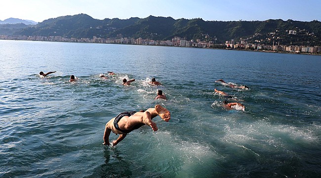 Rize'de 15 Temmuz Şehitleri için 3 Km yüzdüler