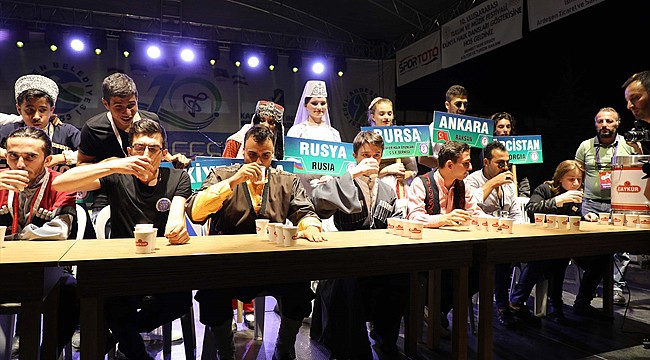 Rize'de en hızlı çayı İran vatandaşı içti