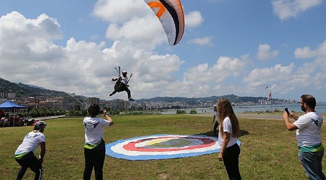 Rize'de yamaç paraşütü yapan turist yarışmanın ortasına daldı