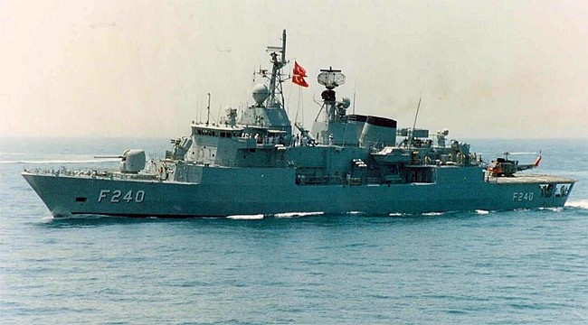 TCG Yavuz (F-240) fırkateyni Rize Limanında