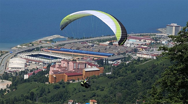 Başkan Rahmi Metin Yamaç Paraşütü ile atladı
