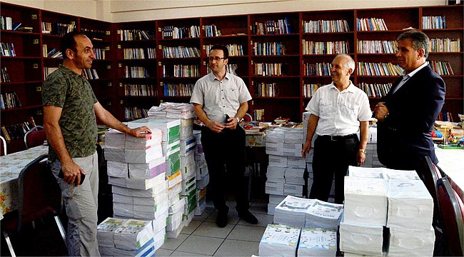 Rize'de öğrencilerin ders kitapları okullara dağıtılıyor