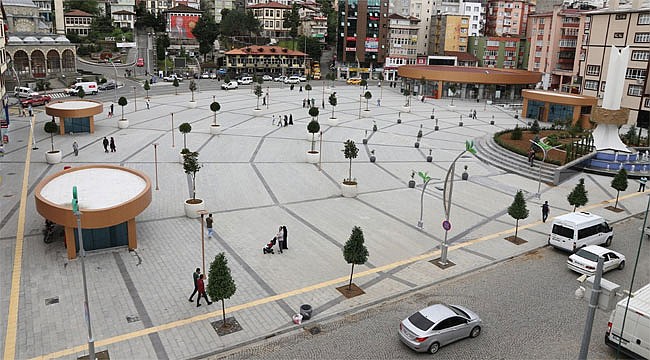 Rize'nin yeni meydanı ağaçlandırıldı