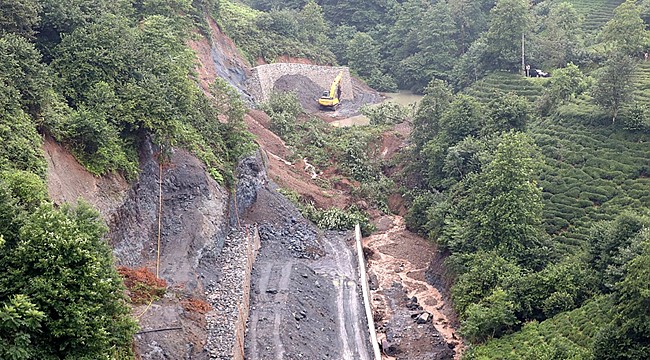 Rize-Salarha yolunda heyelan