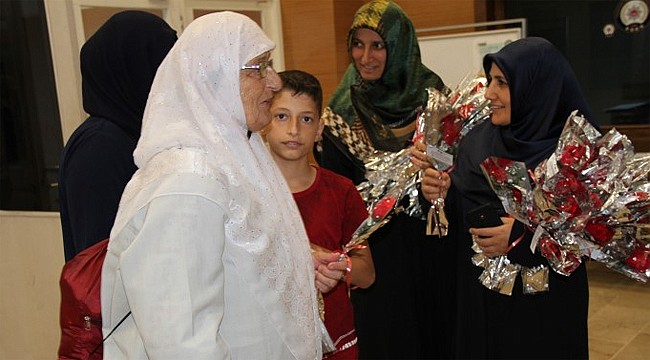 Rizeli Hacılar güllerle karşılandı