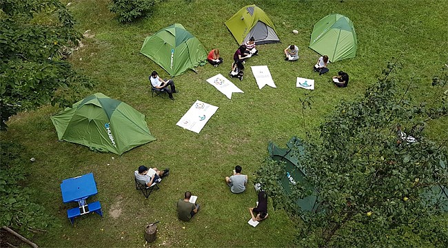 RTEÜ öğrencileri kamp yatıkları doğada kitap okudu