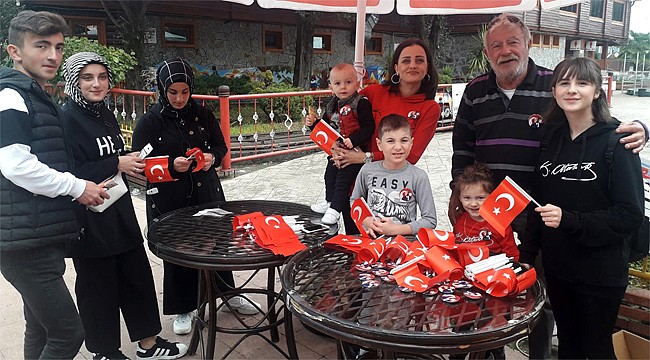 Eski Başkan Türk bayrağı ve Atatürk rozeti dağıttı