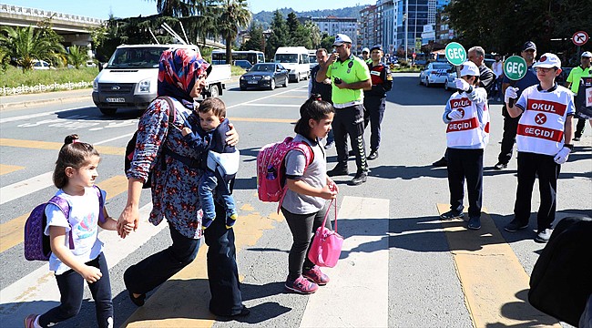 Rize'de Emniyet Çalışanları 'Öncelik Yayanın' dedi
