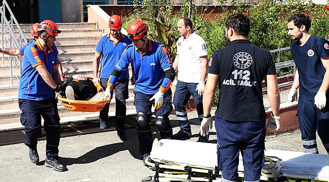 Rize'de lise öğrencileriyle deprem tatbikatı yapıldı