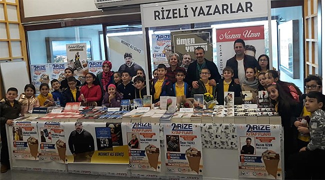 Rizeli Yazarlar öğrencilere bedava kitap dağıttı