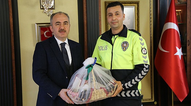 Çöp toplayan Polis Memuruna Başkan Metin'den teşekkür