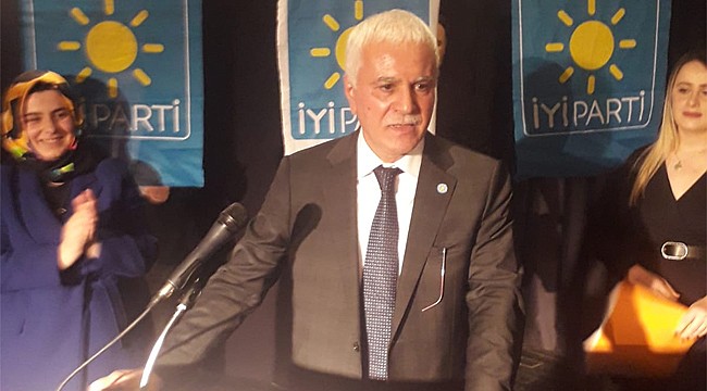 İYİ Partili Koray Aydın Rize'de yeni partililere rozet taktı