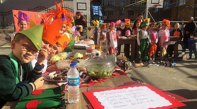 Öğrencilerden okul kütüphanesine destek kermesi