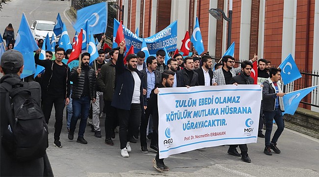 RTEÜ'de yürüyen AGD'li gençlerden 'Katil Çin' sesleri