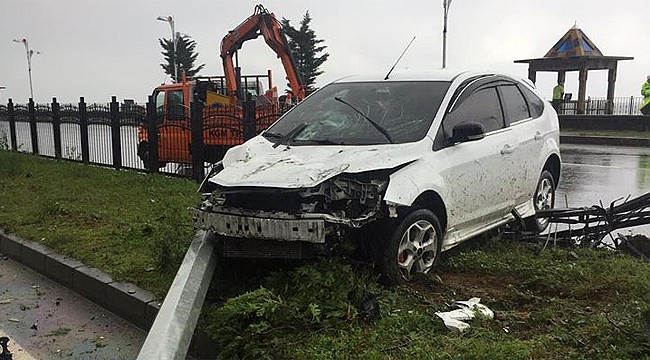 Derepazarı'nda kaza: Aydınlatma direğini devirdi