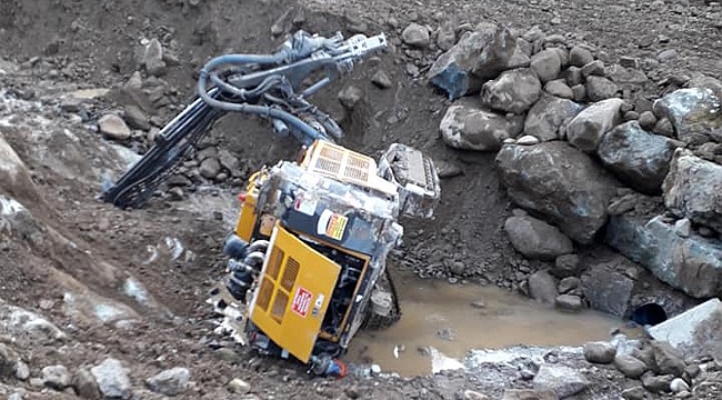 Güneysu'da çalışan HES makinesi kazdığı kuyuya düştü