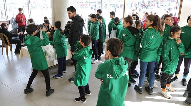 Minik yürekler harçlıklarını depremzedelere bağışladı