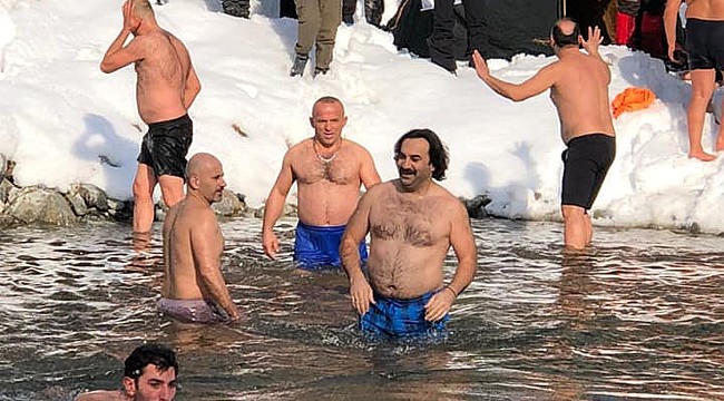 Rize'de Kış Yüzme Şenliği geleneği devam etti