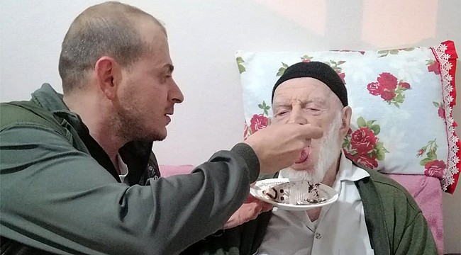 Torunlardan 100 yaşındaki dedelerine doğum günü sürprizi