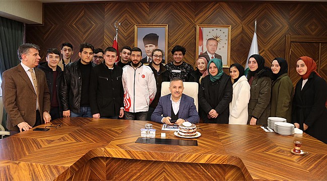 Öğrenciler Vali Çeber'i pastayla kandırdı!