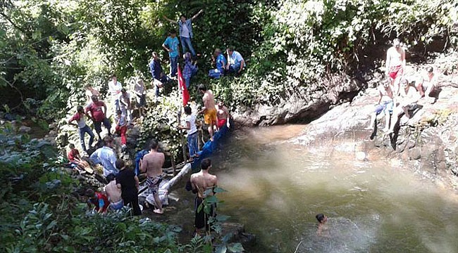 Rizeli gençler gölü plaja çevirdi