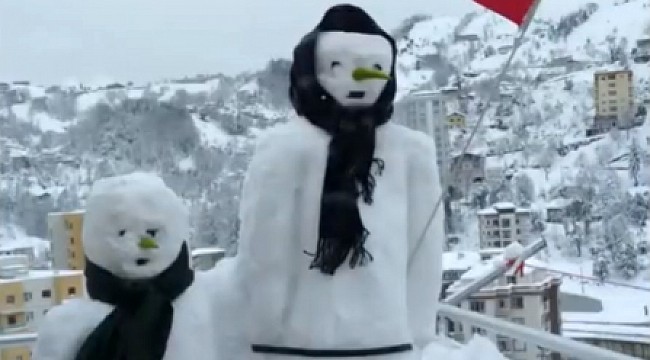 Rizeli vatandaş terasında kardan adam yaptı