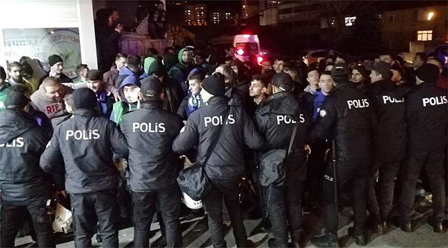 Rizesporlu taraftarlardan tesis önünde 'İstifa' protestosu