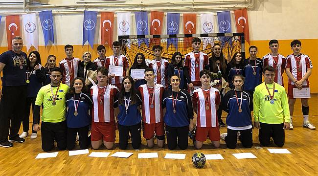 Güneysu Spor Lisesi'nin 6 takımı yarı finallere yükseldi