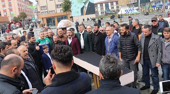 Rize'de AK Parti'den ayrılan siyasetçiler için tabutlu eylem