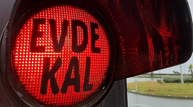 Rize'de trafik lambalarından 'Evde Kal' uyarısı