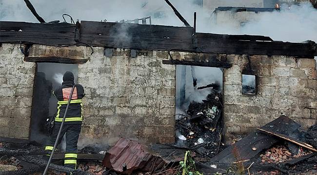 Çayeli'nde yangın: Bir ev ve serender yandı