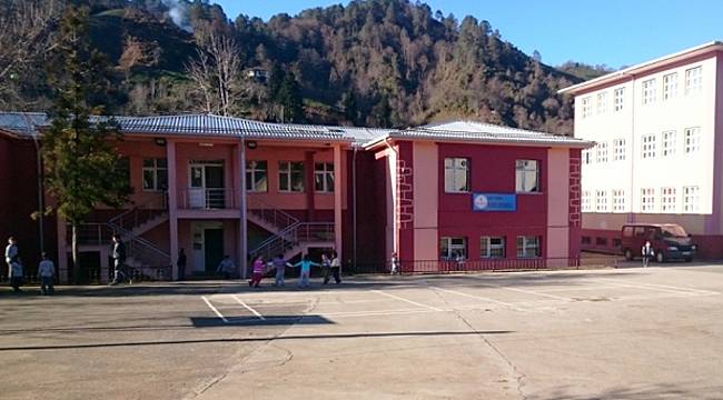 Fındıklı'da okul bahçesinde top oynayan 9 gence ceza kesildi