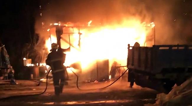 Rize'de inşaat şirketinin deposunda yangın çıktı
