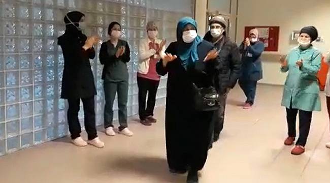 Rize'de virüsü yenen çift alkışlarla taburcu oldu