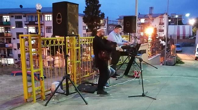 Ukrayna'dan Rize'ye getirilen Türk Vatandaşlarına moral konseri