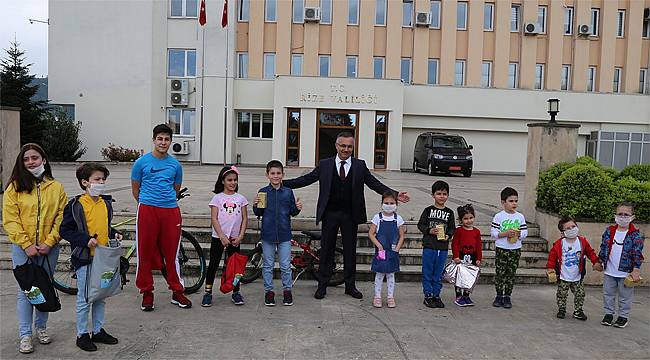 Rize'de sokağa çıkan çocuklar Vali ile birlikte eğlendi