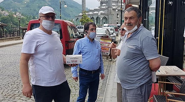 CHP Güneysu'da vatandaşlara maske dağıttı