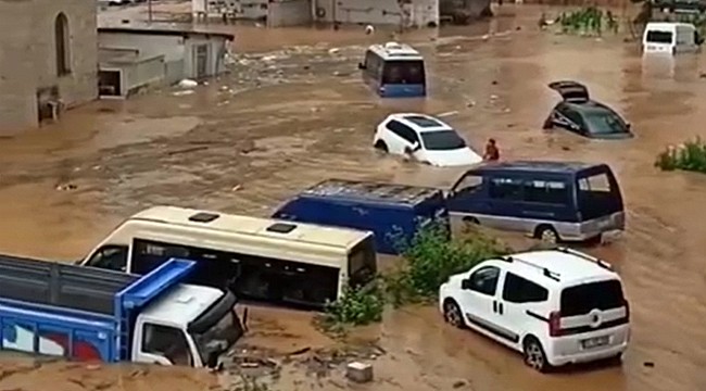 Çayeli'nde sel hayatı felç etti